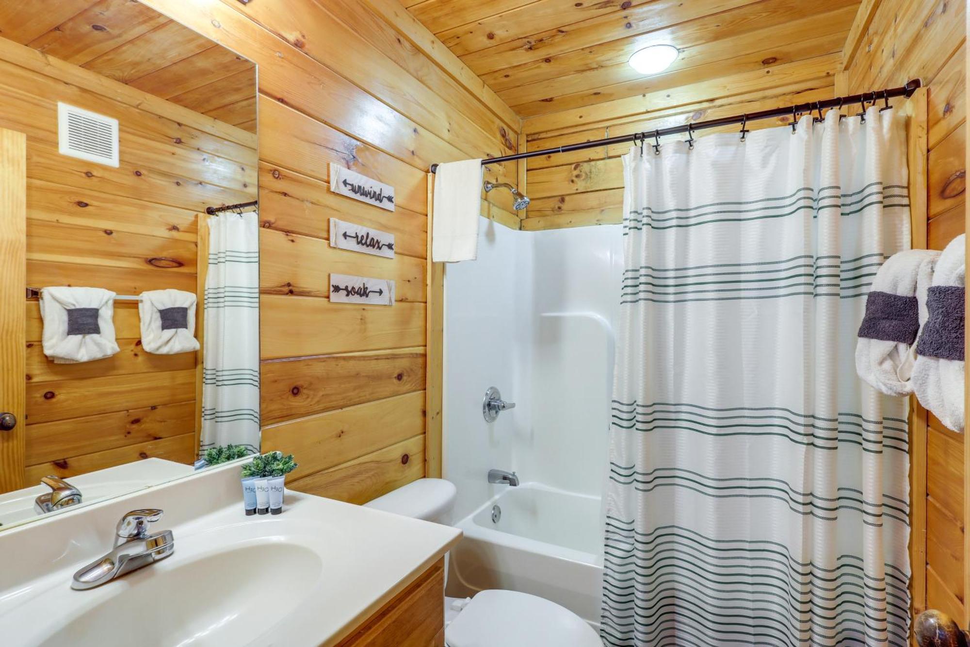 Pigeon Forge Cabin Rental With Decks And Hot Tub! Eksteriør billede